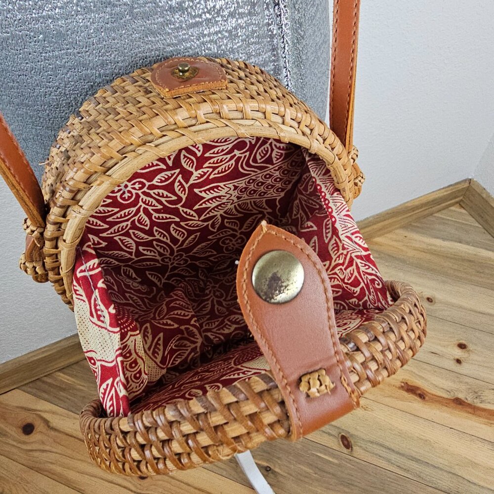 Rattan Boho Round Woven Crossbody Bag - Picture 3 of 8
